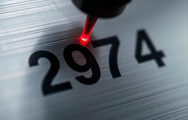 Laser markiert Seriennummer auf Aluminium